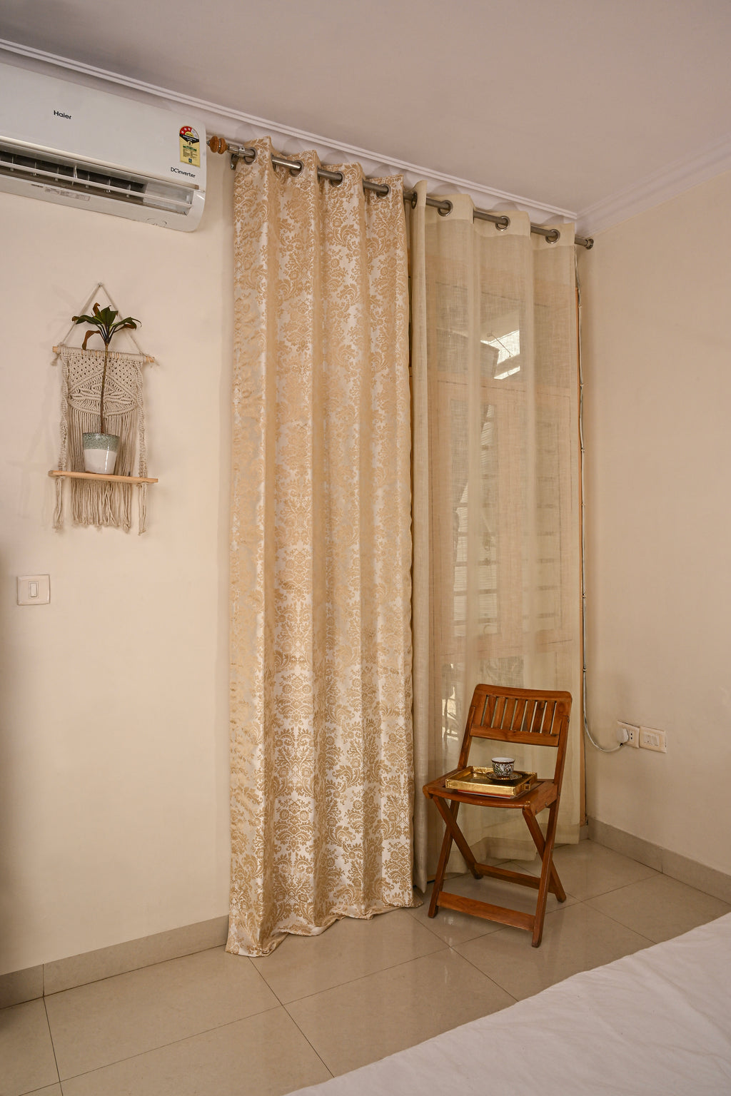 Saukins Taj I Golden Curtain