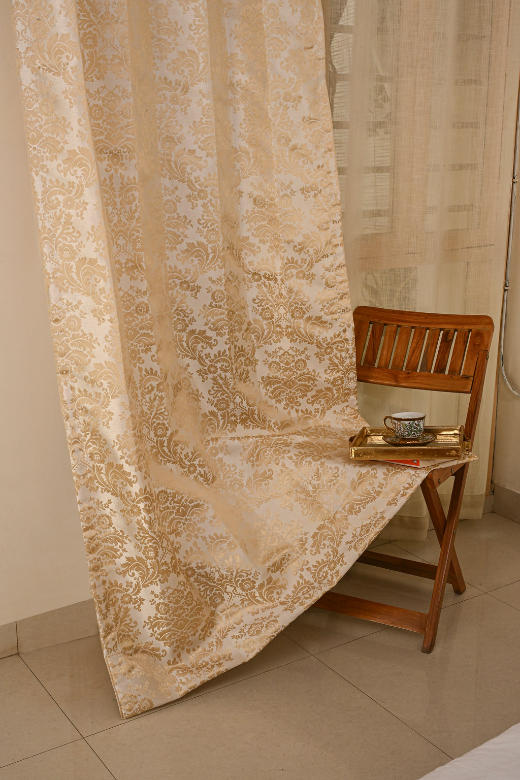 Saukins Taj I Golden Curtain