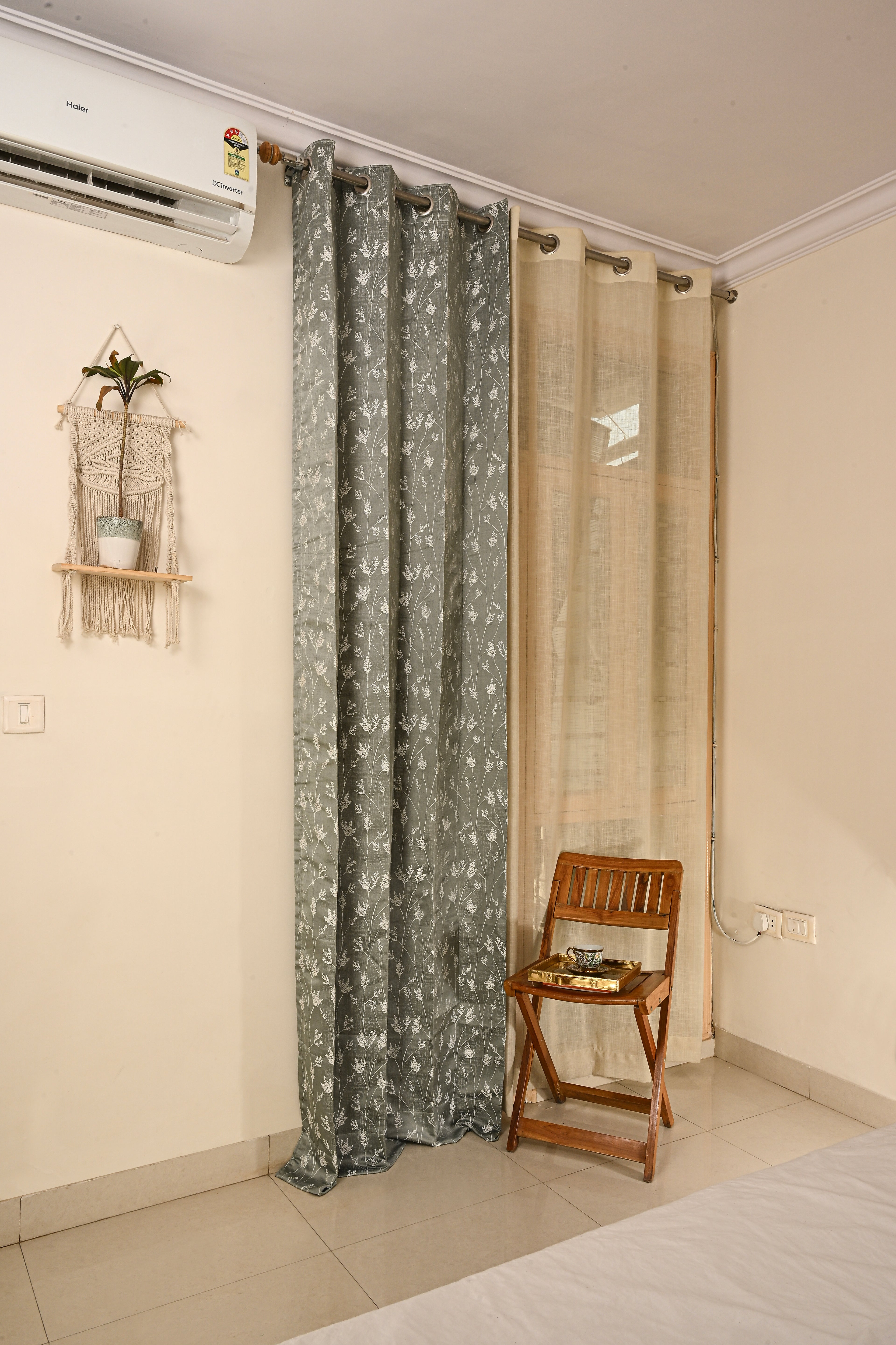 Saukins Natural V Green Curtain