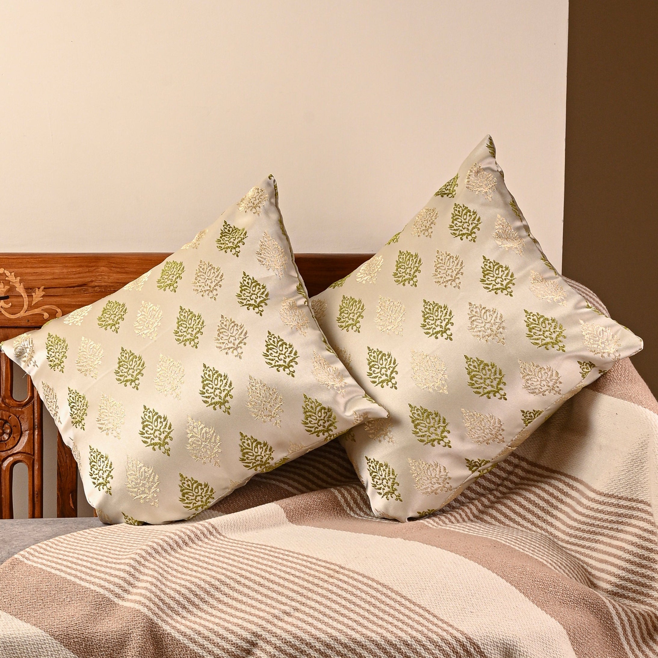 Saukins Elegance III Green cushion cover