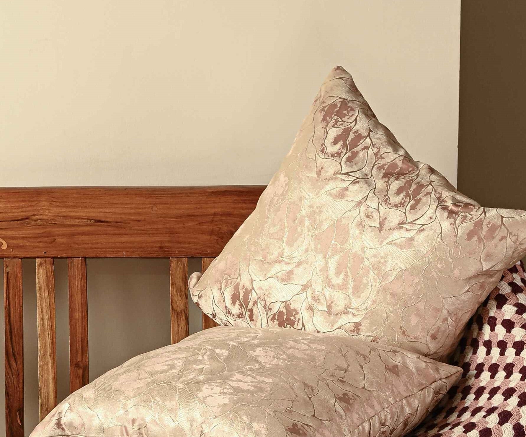 Saukins Elegance II Pink Cushion Cover